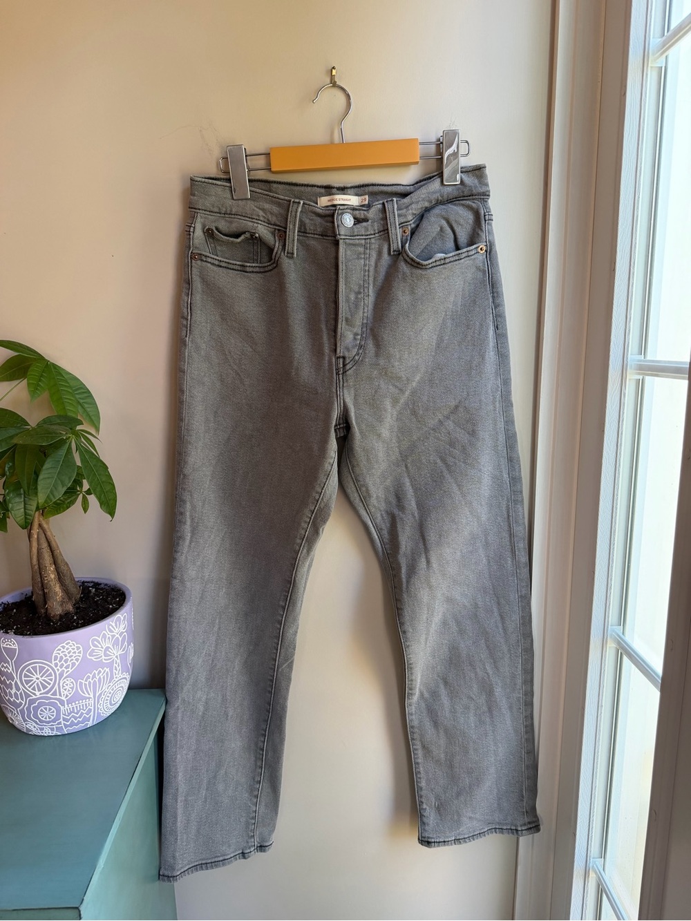 Levi's Women's Straight Leg Jeans in Washed Gray
